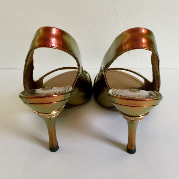 LOUIS VUITTON RUNWAY GOLD/COPPER/GREEN IRIDESCENT PATENT MID-HEEL SANDAL - Picture 5 of 16